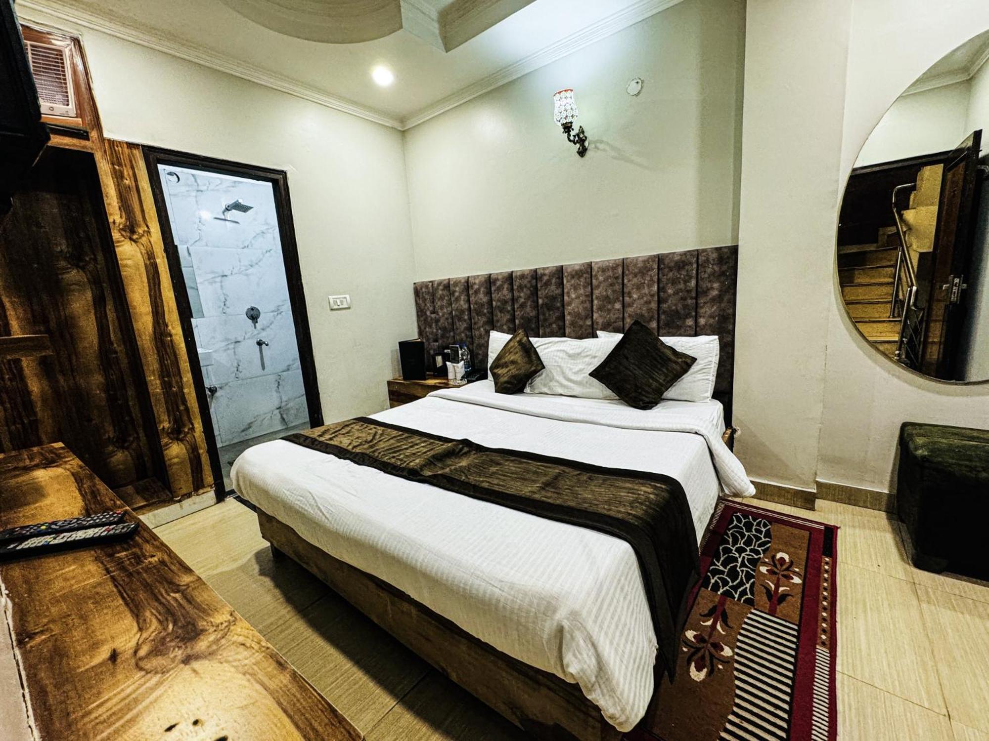Hotel Nityaa Suites New Delhi Eksteriør billede
